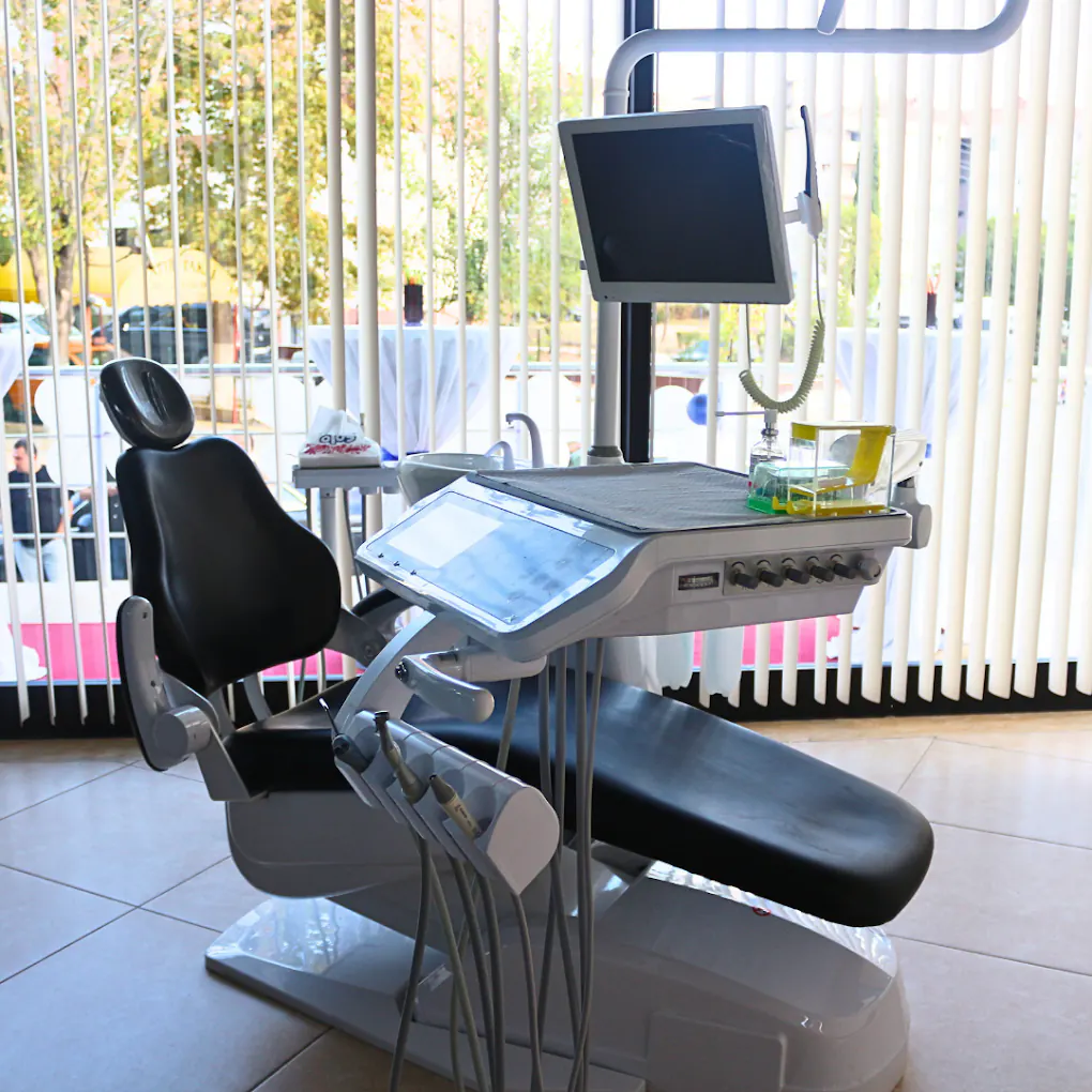 NOVADENT kliniğinde pencere önündeki diş üniti ve tedavi ekipmanı