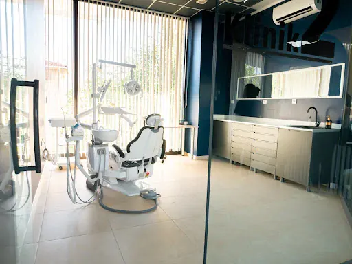 NOVADENT kliniğinde diş üniti, dolaplar ve çalışma alanı