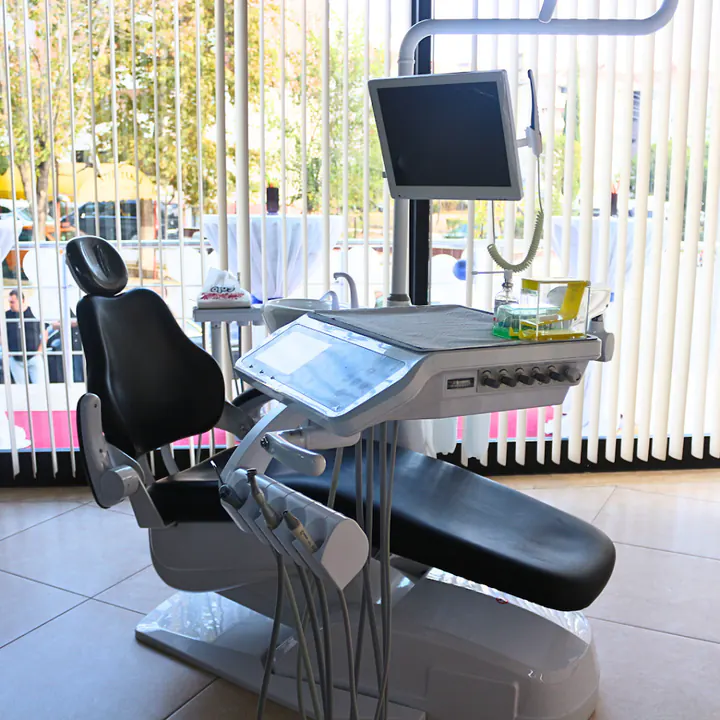 NOVADENT kliniğinde pencere önündeki diş üniti ve tedavi ekipmanı